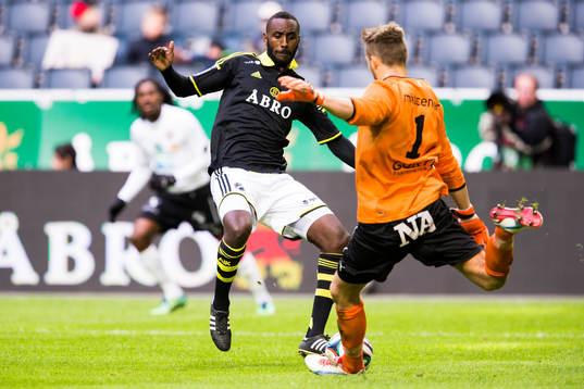 s Henok Goitom och Örebros målvakt Oscar Jansson