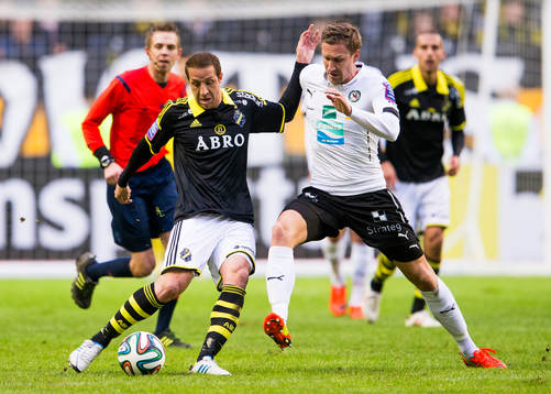 s Kenny Pavey i kamp om bollen med Örebros Marcus Pode