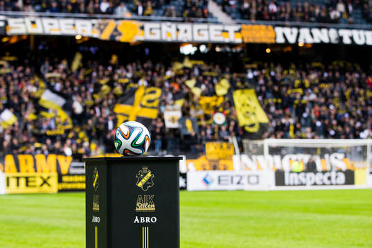 Matchbollen på ett podie innan fotbollsmatchen i