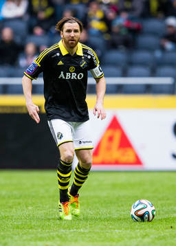 s Nils-Eric Johansson med bollen
