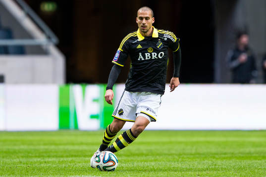 s Panajotis Dimitriadis med bollen