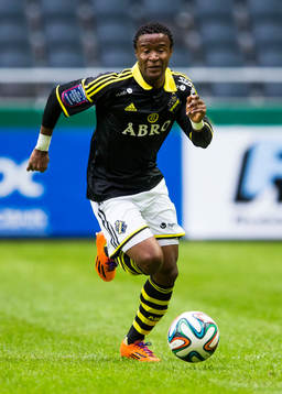 s Kennedy Igboananike med bollen