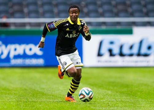 s Kennedy Igboananike med bollen