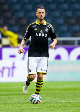 s Alexander Milosevic med bollen