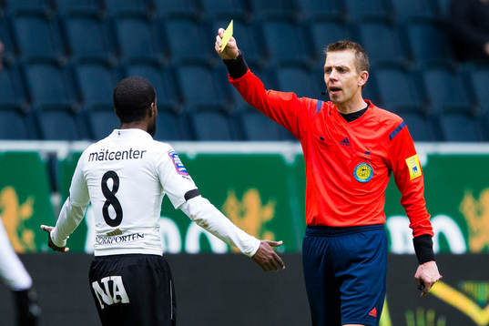 Örebros Mohammed Saeid får gultkort av domare Johan Hamlin