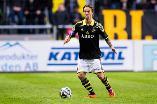 s Martin Lorentzson med bollen