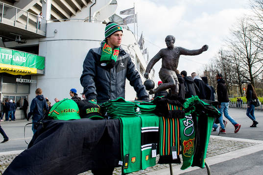 En souvenirförsäljare utanför arenan innan