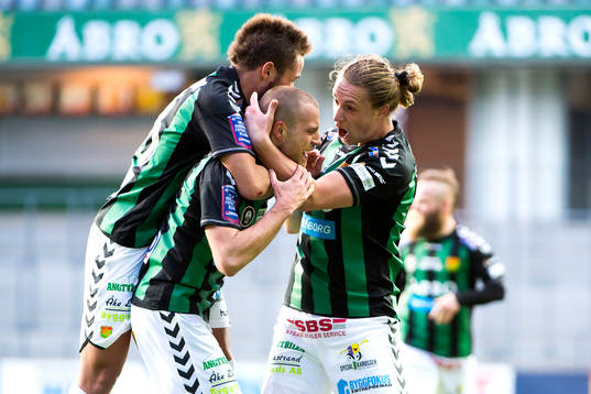 GAIS Joel Johansson har gjort 1-0 och Marcus Översjö mfl