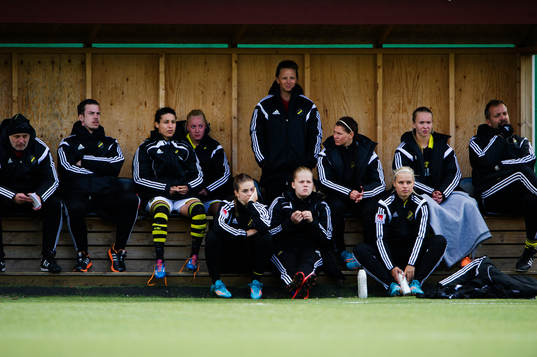 Spelare på AIKs bänk deppar