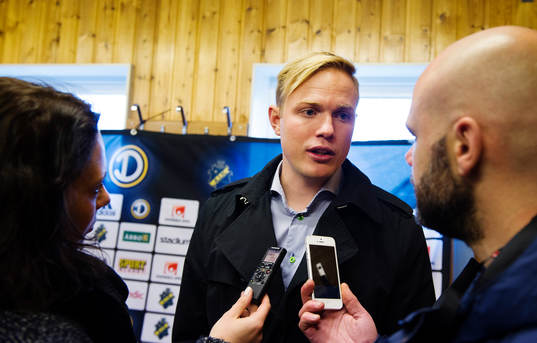 Rosengårds tränare Jonas Eidevall blir intervjuad av media