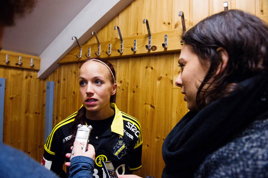 AIKs  Malin Levenstad  blir intervjuad av media