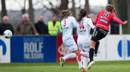 Kristianstads Olivia Welin skjuter 2-0 i matchen i