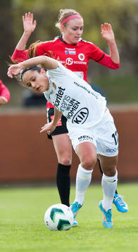 Tyresös Malin Diaz Pettersson bringas på fall i matchen i