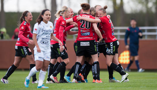Kristianstads Olivia Welin grattas till 2-0, medan Tyresös