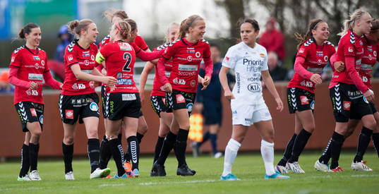 Kristianstads Olivia Welin grattas till 2-0, medan Tyresös