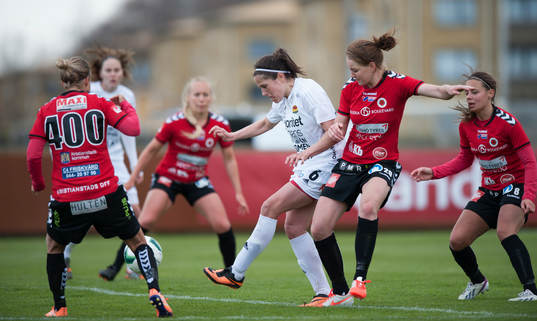 Tyresös Madelaine Edlund mot många Kristianstads-spelare