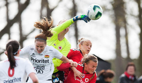 Kristianstads målvakt Hedvig Lindahl boxar bort bollen