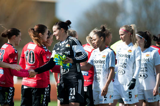 Spelarna hälsar på varandra inför, här Tyresös Carola