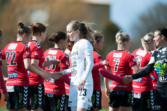 Spelarna hälsar på varandra inför, här Tyresös Linda