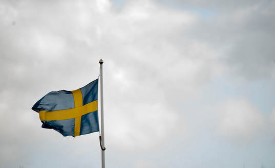 Svenska flaggan i matchen i damallsvenskan i fotboll mellan