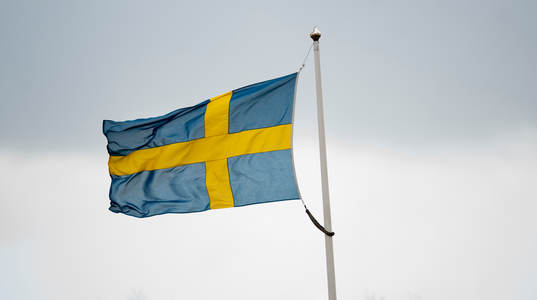 Svenska flaggan i matchen i damallsvenskan i fotboll mellan