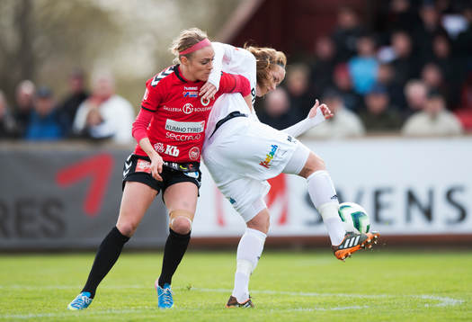 Kristianstads Sif Atladottir brottas med Tyresös Lisa