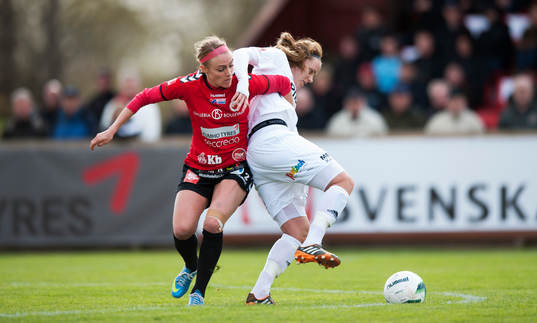 Kristianstads Sif Atladottir brottas med Tyresös Lisa