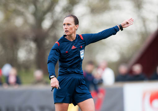 Domaren Pernilla Larsson i matchen i damallsvenskan i