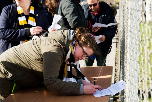 En supporter till Häcken skriver på kontraktet som alla