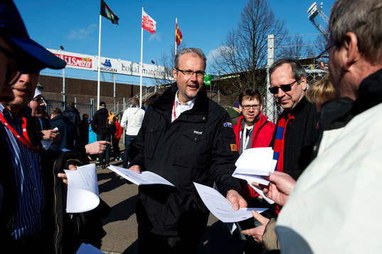 Helsingborgs klubbdirektör Paul Myllenberg delar ut det