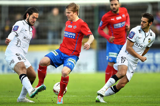 Häckens Ivo Pekalski gör en tunnel på Helsingborgs Jere