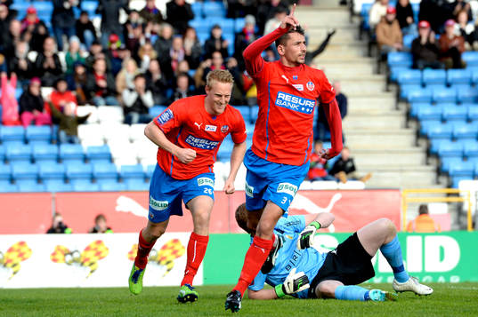 Helsingborgs Loret Sadiku jublar med Peter Larsson