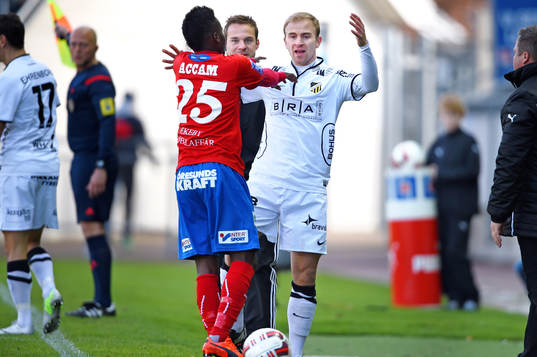 Helsingborgs David Accam knuffar Häckens Björn Anklev