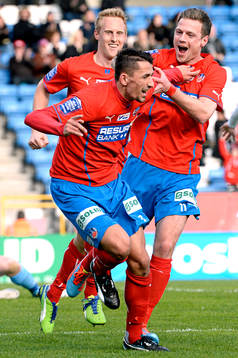 Helsingborgs Loret Sadiku jublar med Peter Larsson och