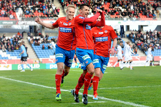 Helsingborgs Loret Sadiku jublar med Peter Larsson och