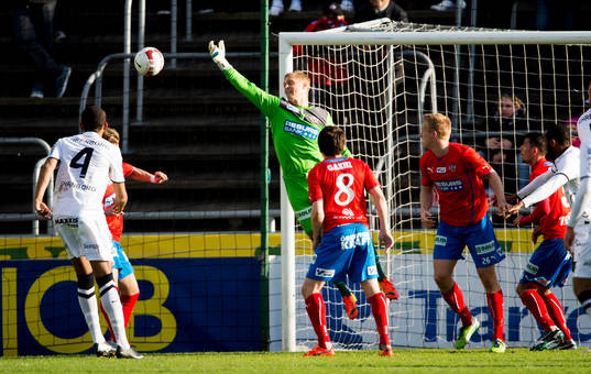 Helsingborgs målvakt Pär Hansson missar ett inlägg