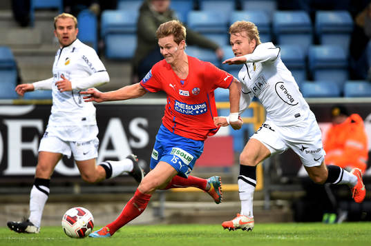 Helsingborgs Emil Krafth dras i tröjan av Häckens Oscar