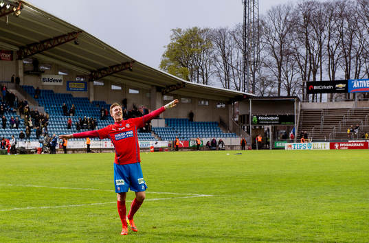 Helsingborgs Anton Kinnander sjunger med fansen