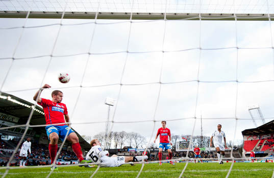 Helsingborgs Christoffer Andersson skjuter över målet på
