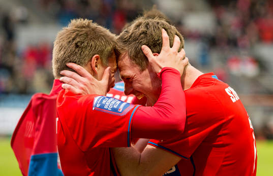 Helsingborgs Elias Andersson och Arnór Smárason jublar