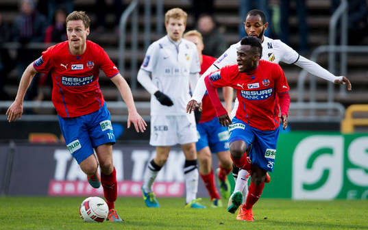 Helsingborgs David Accam skadar sig i denna situationen