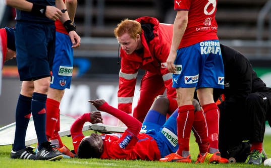Helsingborgs David Accam gör tecken för byte