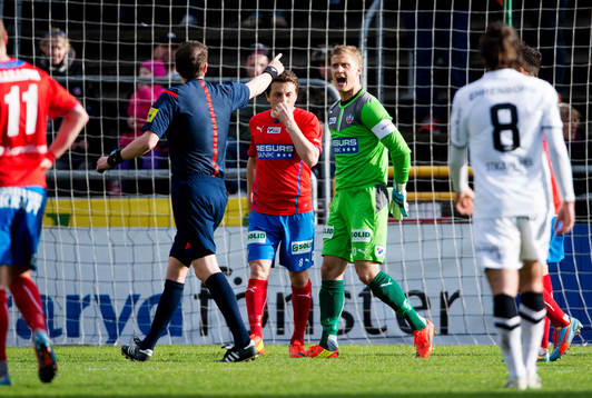 Helsingborgs målvatk Pär Hansson protesterar mot att