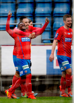 Helsingborgs David Accam och Abdul Khalili jublar