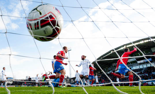 Helsingborgs Loret Sadiku gör 1-0 och jublar med