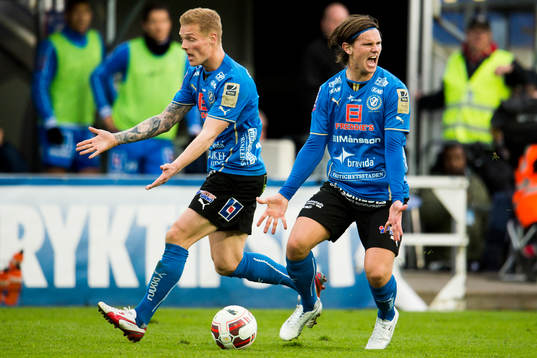 Halmstads Gudjón Baldvinsson och Marcus Antonsson reagerar