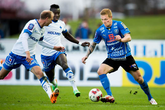 Halmstads Gudjón Baldvinsson  ställs mot Norrköpings