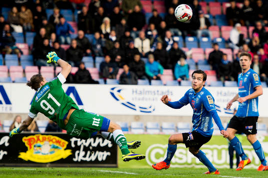 Halmstads Kristinn Steindorsson oroar framför Norrköpings