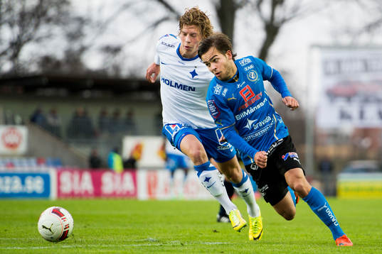 Halmstads Kristinn Steindorsson tar sig förbi Norrköpings