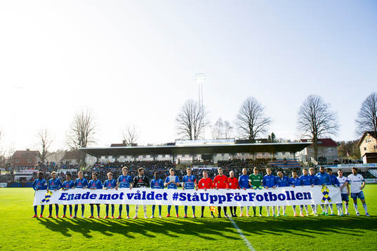 Lagen håller upp en banderoll